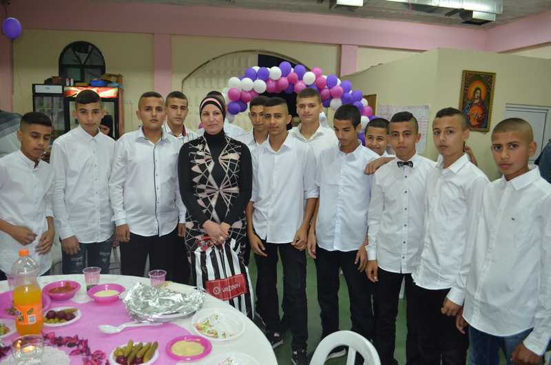 صور: مدرسة دار الحكمة الاعدادية تُنظم احتفالاً لطلاب الصف التاسع 